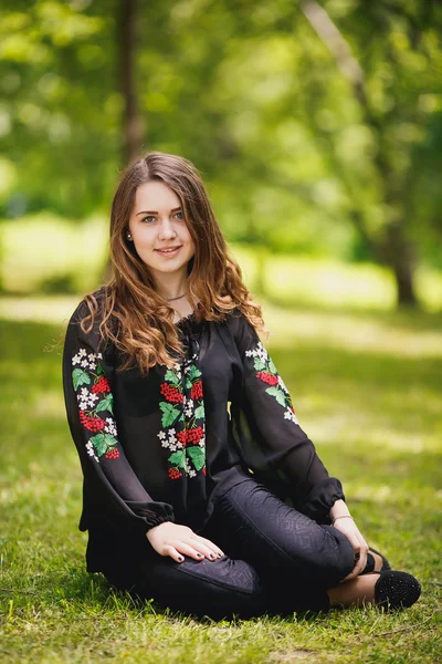 Hermosa mujer joven al aire libre — Foto de Stock