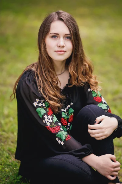 Hermosa mujer joven al aire libre — Foto de Stock