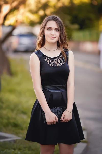 Hermosa mujer joven al aire libre — Foto de Stock