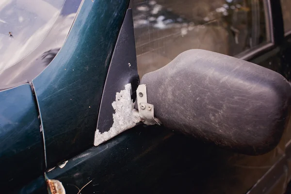 Beschadigde auto en gebroken kant achteruitkijkspiegel — Stockfoto