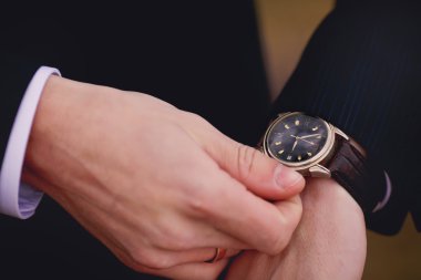 elinde düğün damat takım elbise hazırlanıyor