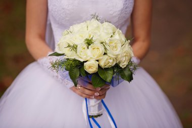 krem gül ve eustoma akışı güzel ihale düğün buket