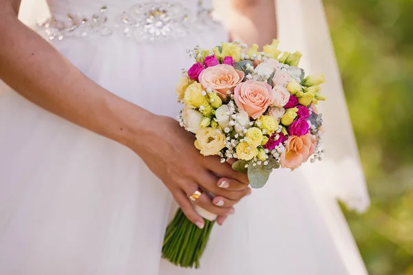 Schöner zarter Hochzeitsstrauß aus cremefarbenen Rosen und Eustoma-Flow — Stockfoto