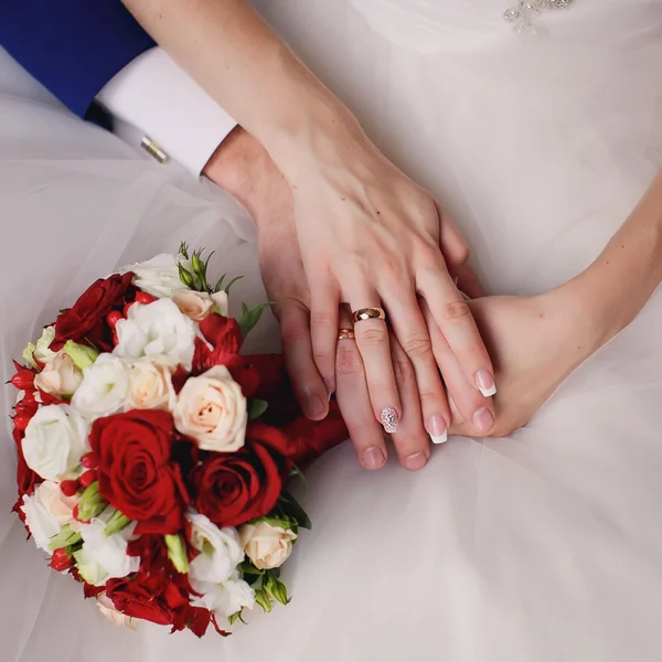 Svatební kytice s rukama a kroužky — Stock fotografie