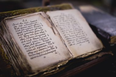 Eski Rus dilinde antik kitap. seçici odak