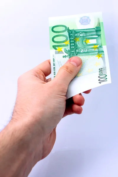 Studio skott av handen håller 100-eurosedel. symbol för transactio — Stockfoto