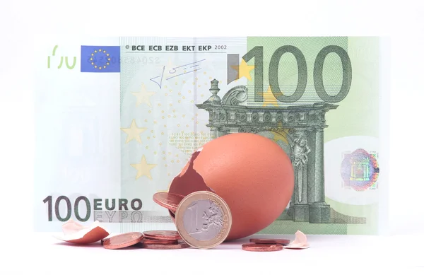 Münze aus Ei bei 100-Euro-Schein — Stockfoto