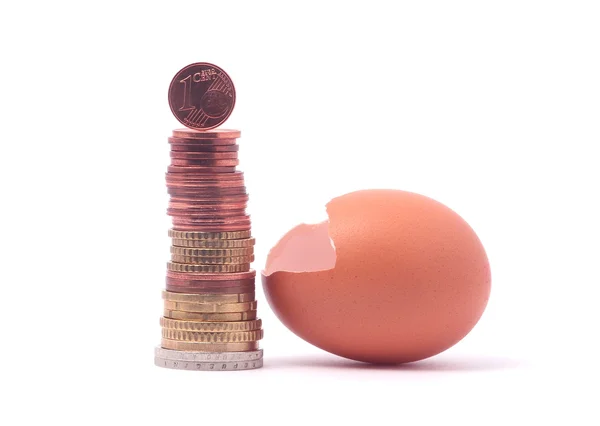 1 cent bovenop munt toren in de buurt van gebarsten eieren — Stockfoto