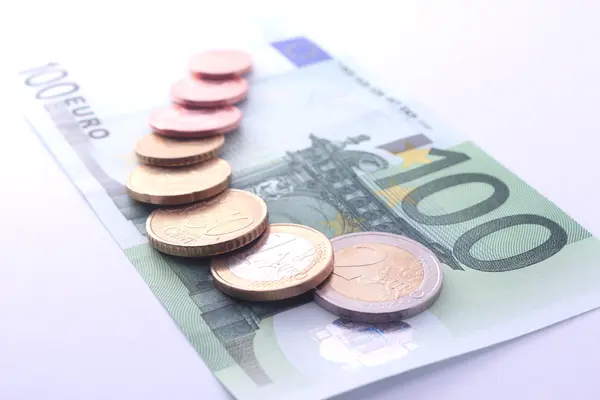 Euromunten op 100 euro biljet — Stockfoto