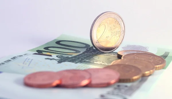 2-Euro-Münze auf 100-Euro-Schein — Stockfoto