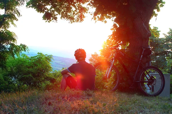 Mountainbiker relaxante no topo da colina — Fotografia de Stock