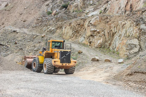 Excavator in stone pit — Stock Photo, Image