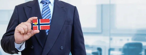 Ausgeschnittenes Bild Eines Geschäftsmannes Mit Plastikkreditkarte Und Aufgedruckter Flagge Norwegens — Stockfoto