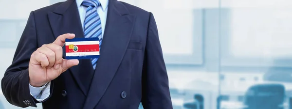 Imagen Recortada Hombre Negocios Sosteniendo Tarjeta Crédito Plástico Con Bandera — Foto de Stock