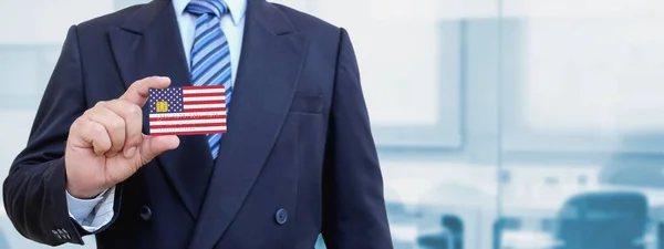 Vágott Kép Egy Üzletemberről Aki Műanyag Hitelkártyával Amerikai Zászlóval Rendelkezik — Stock Fotó