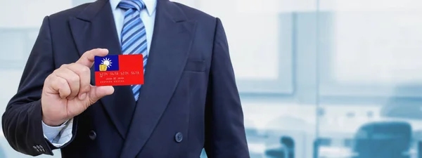 Przycięty Obraz Biznesmena Trzymającego Plastikową Kartę Kredytową Nadrukowaną Flagą Tajwanu — Zdjęcie stockowe