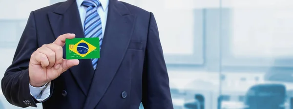 Ausgeschnittenes Bild Eines Geschäftsmannes Mit Plastikkreditkarte Und Aufgedruckter Flagge Brasiliens — Stockfoto