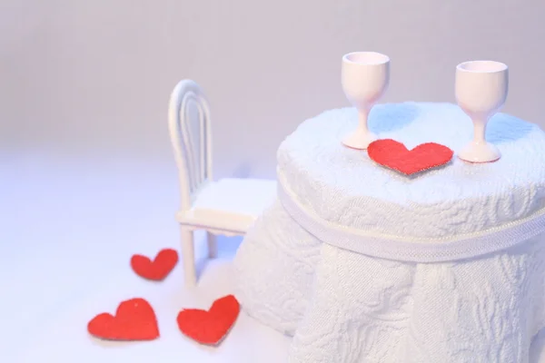 Kırmızı kalpler ile bir kafede romantik tablo