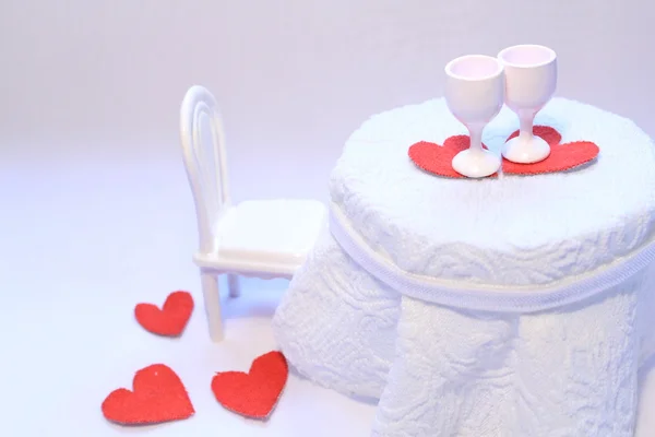 Λευκό ρομαντικό τραπέζι σε ένα καφέ — Φωτογραφία Αρχείου
