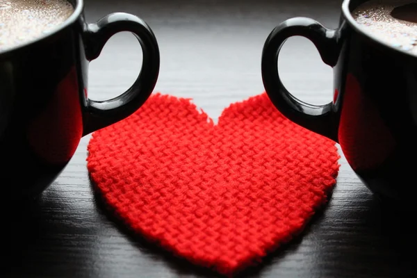 Rood hart en twee kopjes koffie — Stockfoto