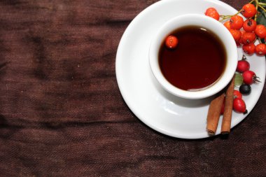 Tarçın ve çilek ile sonbahar çay