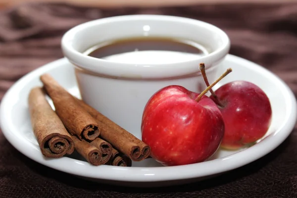 Φλιτζάνι τσάι με μήλα και κανέλα — Φωτογραφία Αρχείου