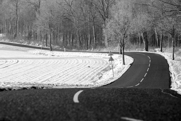 Склон Сельской Дороги Через Зимний Пейзаж — стоковое фото