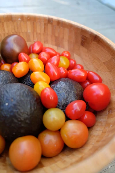 Tomates y aguacate en un bol de bambú — Foto de Stock