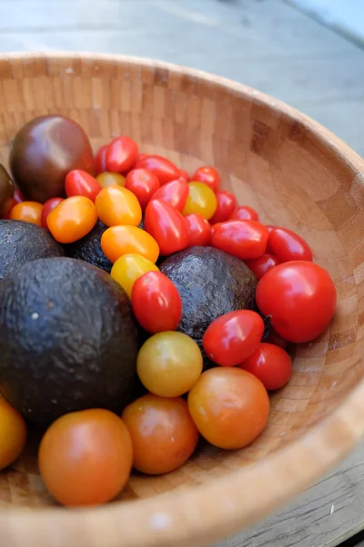 Pomodori e ciotola di avocado — Foto Stock