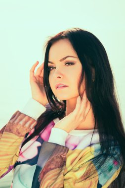 güzel kadını günbatımı ışığı.