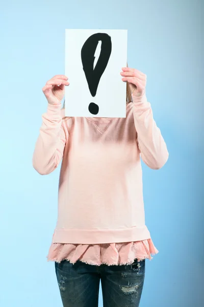 Woman holding a cardboard with exclamation mark — Stock Photo, Image