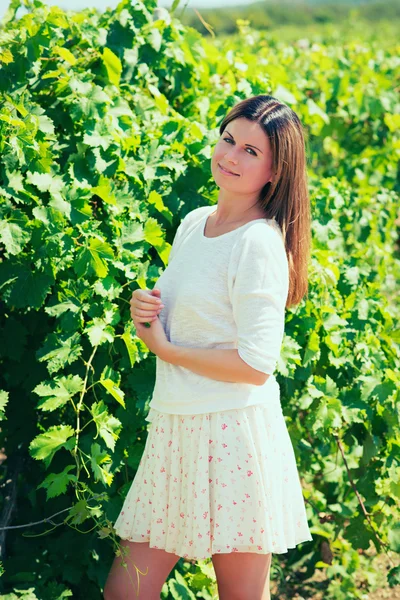 Femme marche sur un vignoble — Photo