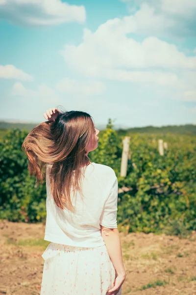 Woman  walks on a vineyard — Stock Photo, Image