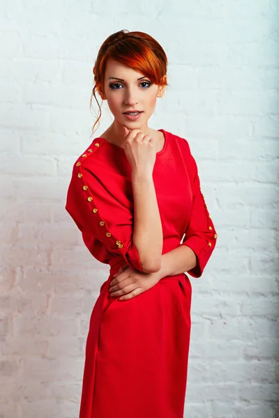 Femme posant en robe rouge — Photo