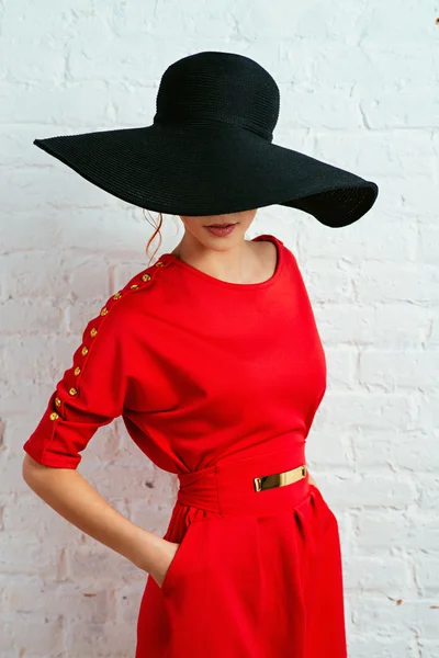 Mujer posando en vestido rojo —  Fotos de Stock