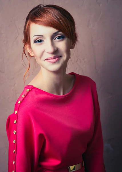 Mujer posando en vestido rojo —  Fotos de Stock