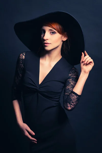 Belle fille en robe noire et chapeau — Photo