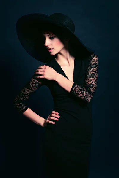 Femme en robe noire et chapeau — Photo