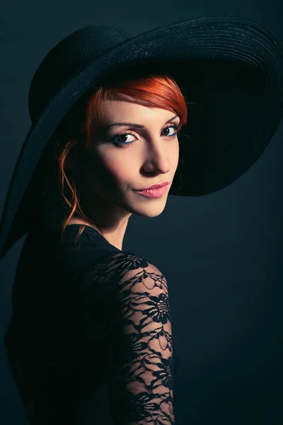 Femme en robe noire et chapeau — Photo