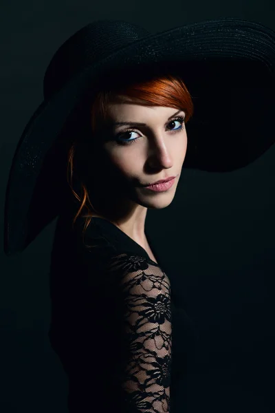 Žena v černých šatech a klobouk — Stock fotografie