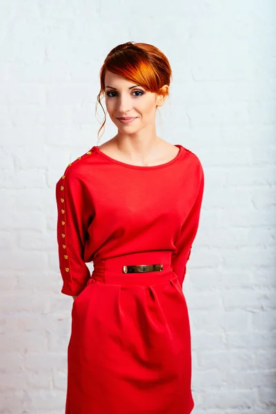 Femme posant en robe rouge — Photo