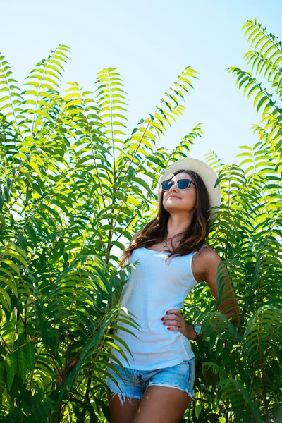 Mujer joven en sombrero con estilo — Foto de Stock