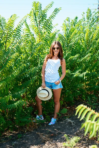 Mujer joven en sombrero con estilo — Foto de Stock