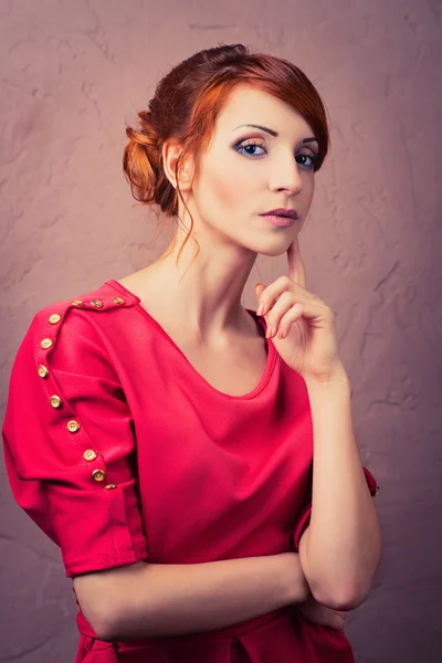 Femme posant en robe rouge — Photo