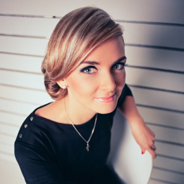 siyah elbiseli şık genç kadın