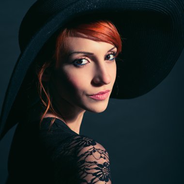  kadın siyah elbise ve şapka