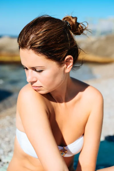 Schöne sonnige Porträt einer jungen Frau — Stockfoto