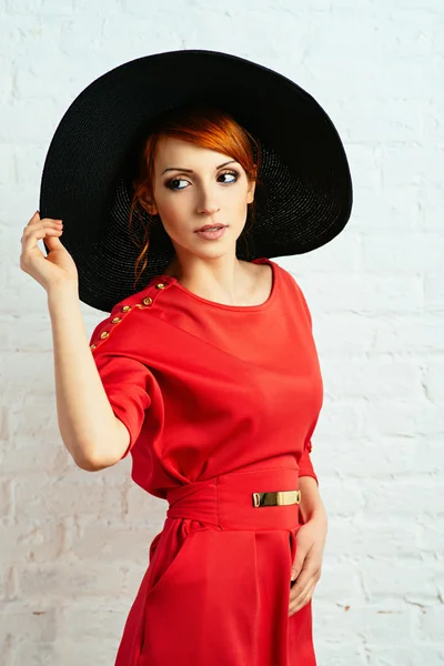 Femme posant en robe rouge — Photo