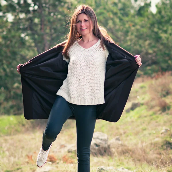 Moda joven mujer retrato al aire libre . — Foto de Stock