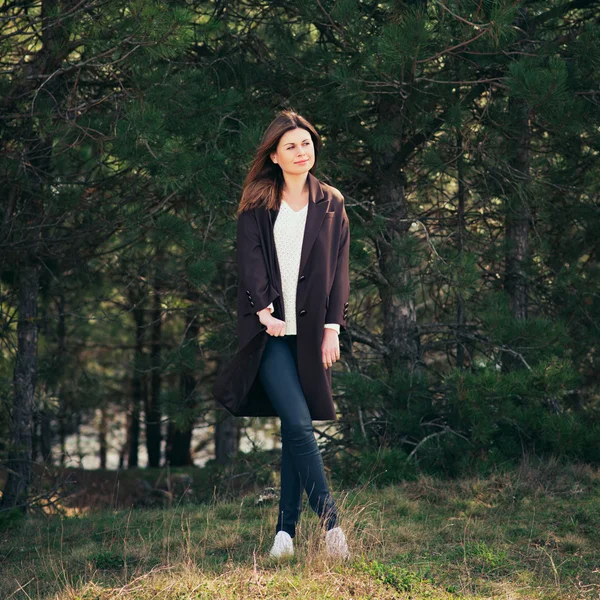 Mulher entre árvores verdes — Fotografia de Stock